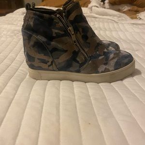 Girls size 4, steve madden, camo wedges